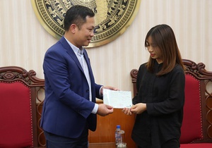 Cổng TTĐT Chính phủ trao tặng sổ tiết kiệm cho con nhà báo liệt sỹ Phạm Văn Hướng    